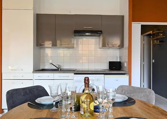 - 100m De La - Parking - Piscine Apartment